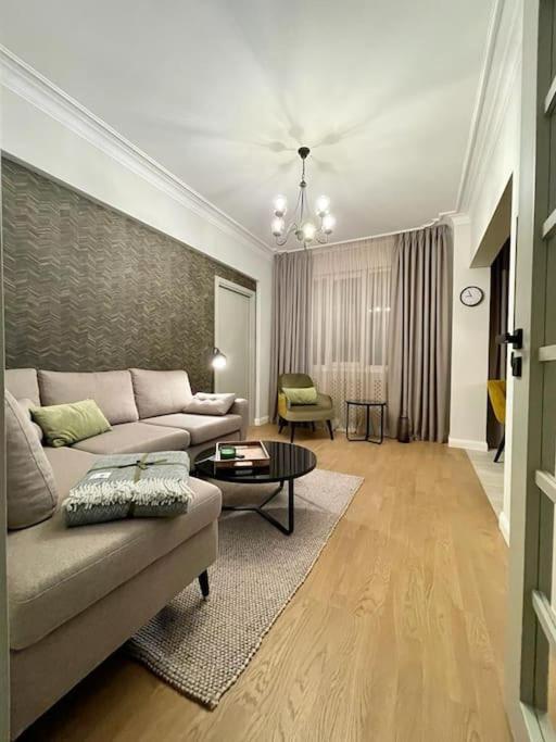 Luxury 2 Bedroom Apartament *