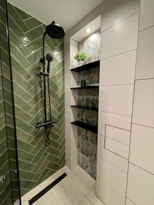 Luxury 2 Bedroom *